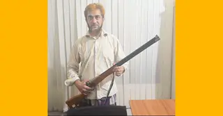 মিছিলে ডামি রাইফেল দেখিয়ে আতঙ্ক সৃষ্টি, অতঃপর পুলিশের হাতে গ্রেপ্তার